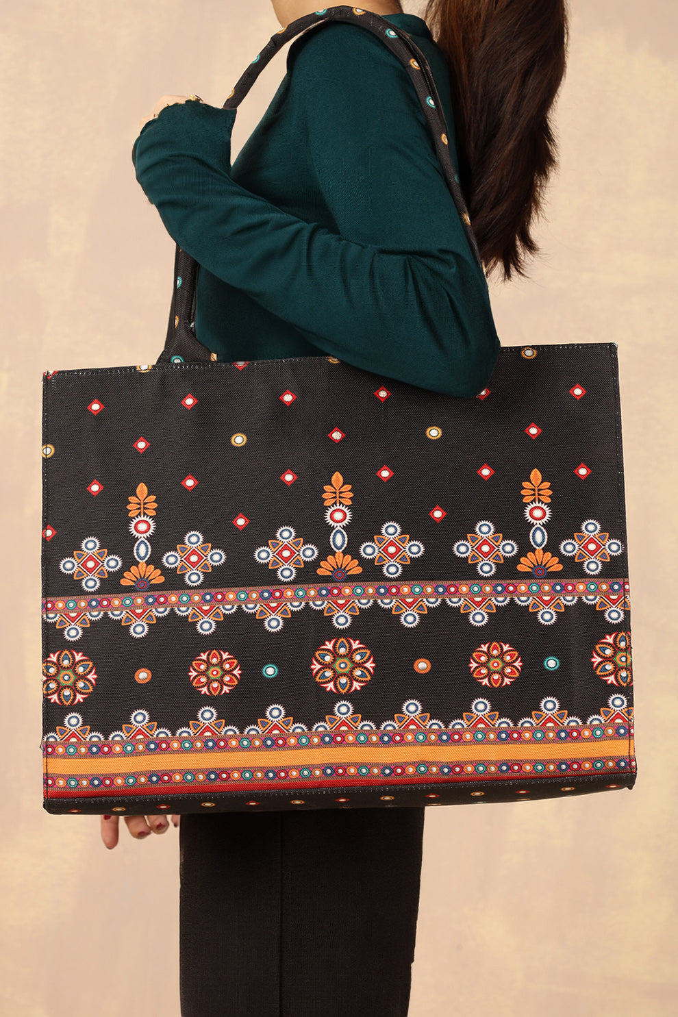 Inaya Canvas Tote Chic Spots