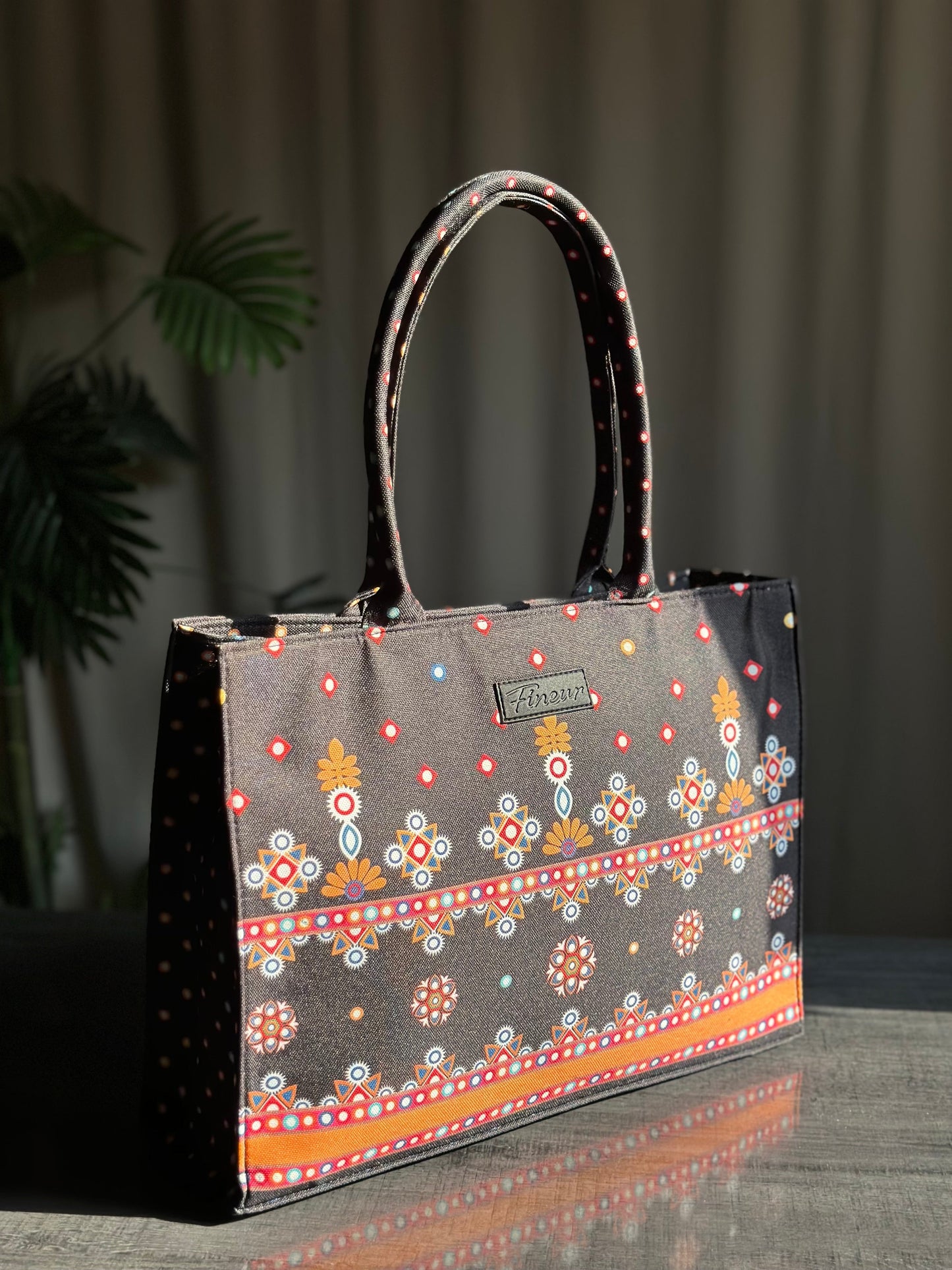 Inaya Canvas Tote Chic Spots